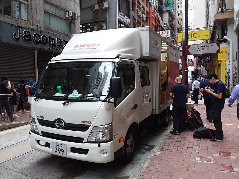 File:HK Sheung Wan 永樂街 Wing Lok Street Ricoh Hino 300 truck August 2018 SSG 01.jpg