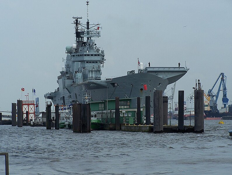 File:HMS Ark Royal (R07) - Hamburg 2007.jpg