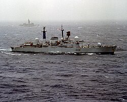 Le HMS Coventry (D118) en cours dans l'océan Atlantique, vers 1981 (6417242) .jpg