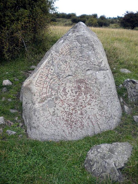 File:Hacon the Red of Sweden monument 2009 Ekerö (1).jpg