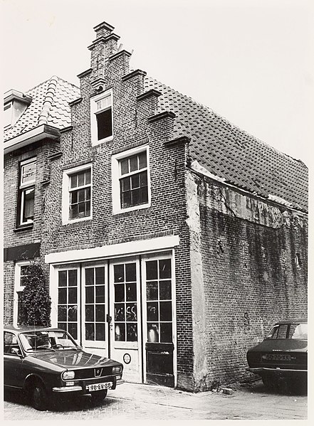 File:Heiligland 19. Voorgevel en zijgevel. Rijksmonument. Trapgevel, muurankers, schuiframen. Deze foto i - RAA011001451 - RAA Elsinga.jpg