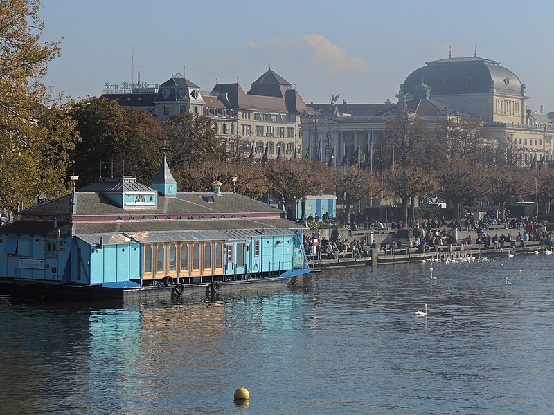 File:Herzbaracke - Opernhaus - Sechseläutenplatz - Quaibrücke Zürich 2014-10-29 12-54-36 (P7800).JPG