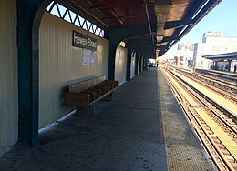 Hewes Street - Jamaica & Metropolitan Bound Platform 2.jpg