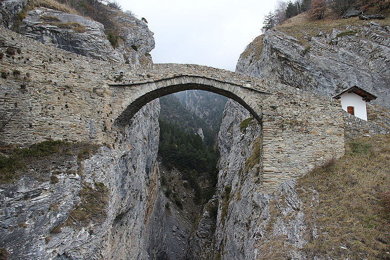 File:Hohe Brücke mit Kapelle Leuk 07 12 2014 01.jpg