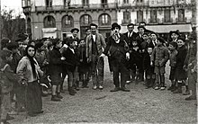 A Chaplin impersonator and his audience in San Sebastian, Spain, in 1919 Hombre disfrazado de Charlot delante del Gran Casino de San Sebastian (1 de 2) - Fondo Car-Kutxa Fototeka.jpg
