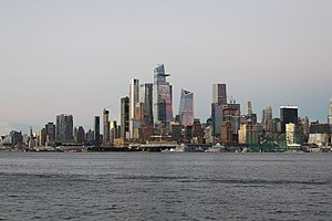 Hudson Yards o zmierzchu widziane z Hoboken w sierpniu 2021 r.