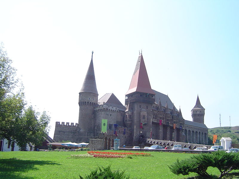 File:Hunyadi Castle, Hunedoara, front view.jpg