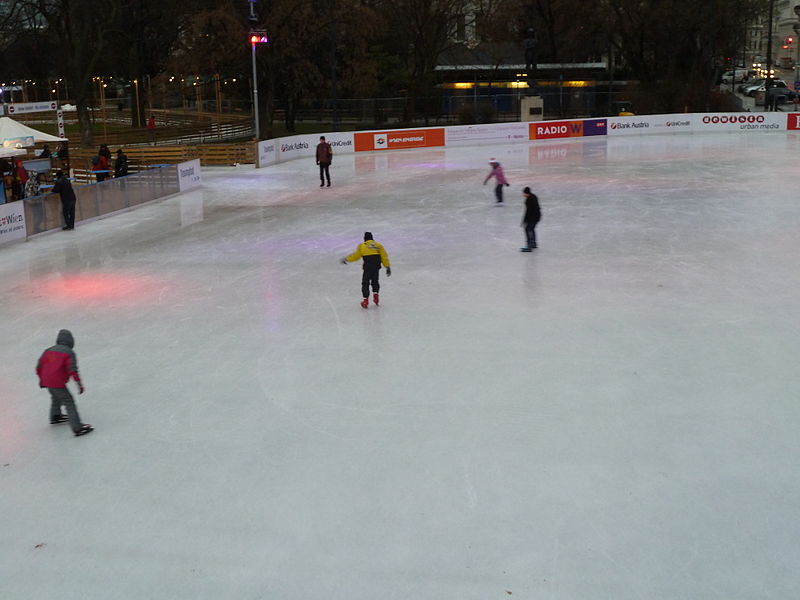 File:Ice Rink at Vienna Rathaus P1210968.JPG