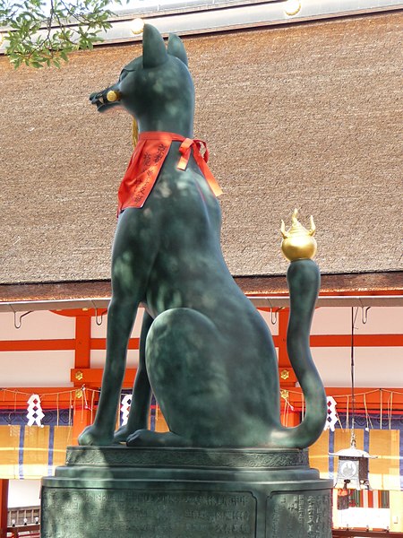 File:Inari fox statues, Fushimi Inari-taisha 01.jpg