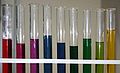 Gradien indikator pH ekstrak kubis merah pada larutan asam di sebelah kiri hingga basa di sebelah kanan
