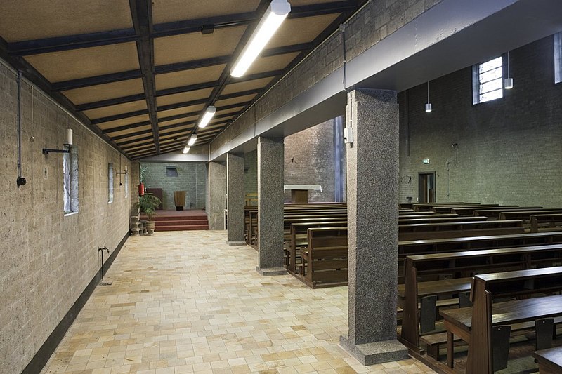 File:Interieur, overzicht van de zijbeuk in de kerkzaal richting het koor - Paterswolde - 20531241 - RCE.jpg