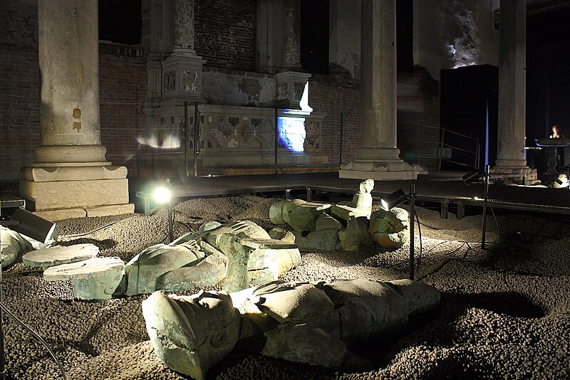 File:Interno della chiesa di Santa Caterina Venezia mostra di Grisha Bruskin.JPG