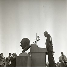 Oppenheimer speaking in Israel, 1966