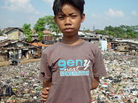 Un enfant dans un bidonville de Jakarta
