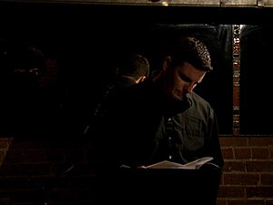 Джеймс Вагнер чете стиховете си в Zinc Bar, 30 април 2006 г., Ню Йорк. Снимка от Джес Фанцо.