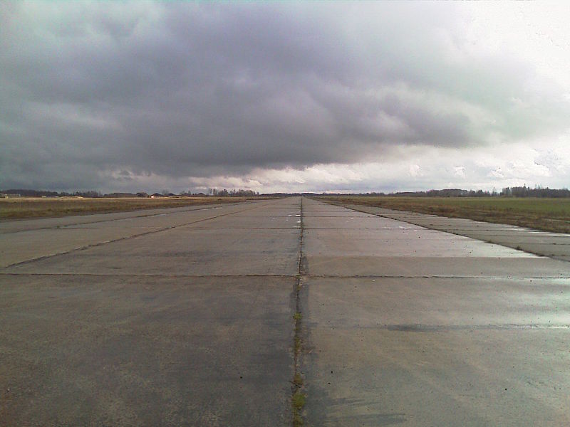 File:Jekabpils Airport Runway.jpg