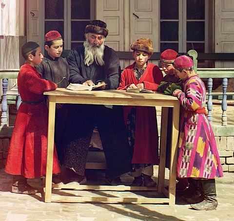 Bambini ebrei con il loro insegnante a Samarcanda. Una delle prime foto a colori create in Russia da Sergei Mikhailovich Prokudin-Gorskii per la sua opera documentativa sull'Impero Russo dal 1909 al 1915