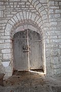 Unique portail de la chapelle.