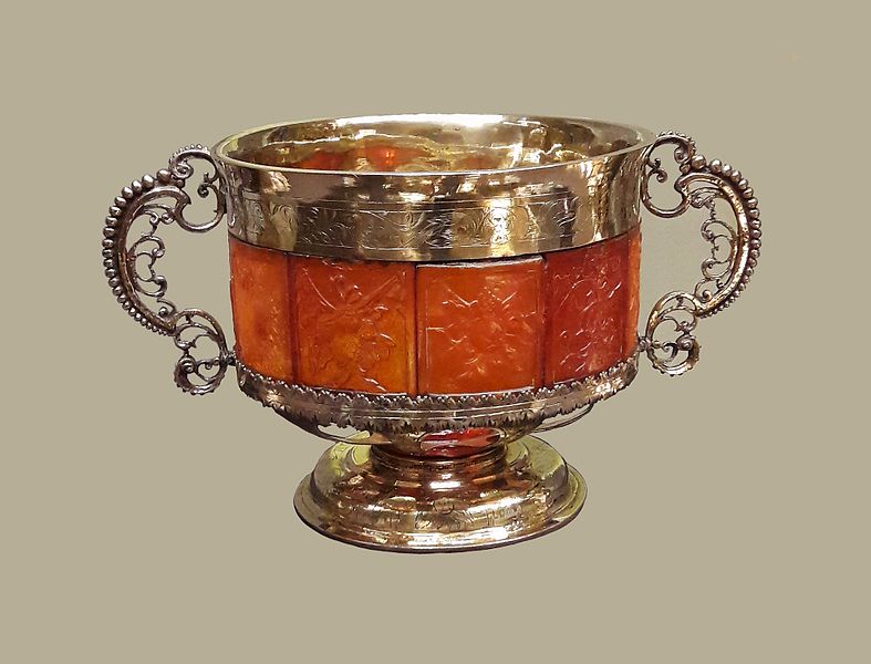 File:Königsberg Bowl with amber panels.jpg