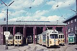 Voor de remise Nørrebro staan opgesteld: motorwagens 595, 553, 569, 889, 518 en railreiniger R3; 24 april 1970.