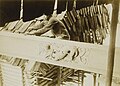 Proses pengukiran kayu di kediaman Kwing Irang, ketua Dayak Kayan di Mahakam Atas (sekitar 1898-1900).