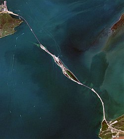 Satelliidifoto Kertši väinast ja Krimmi sillast, mille keskel on Tuzla saar