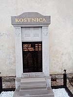 Kostnico je uredila KS Lesce leta 2018. Spomenik je izdelan iz školjčnega apnenca, kamnosek je bil Alojz Vodnik iz Ljubljane, za nov namen ga je obnovil kamnosek Oblak z Bleda.