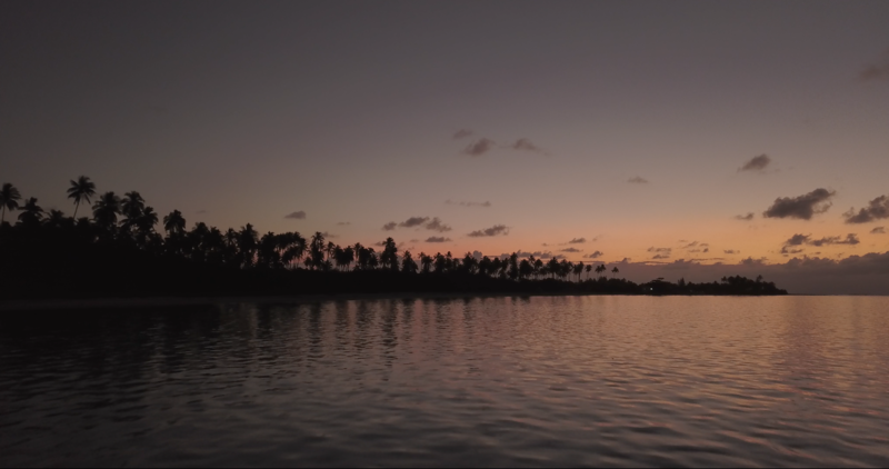 File:Lagoon de Temau à Moorea au levé du soleil.png