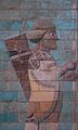 Fregio in terracotta dell'Apadana di Susa, raffigurante un soldato achemenide. Si notino gli intricati dettagli dell'abbigliamento e la vivace colorazione del capo