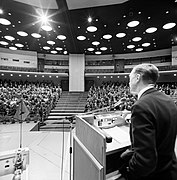 Ruotsin valtionrautateiden pääjohtaja Lars Peterson puhumassa työväentalon konferenssisalissa vuonna 1970.