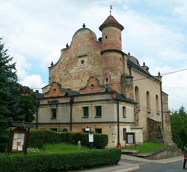 File:Lesko synagoga.jpg