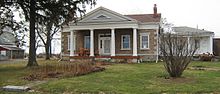 Вид на западный дом Levi Barden Cobblestone Farmhouse.