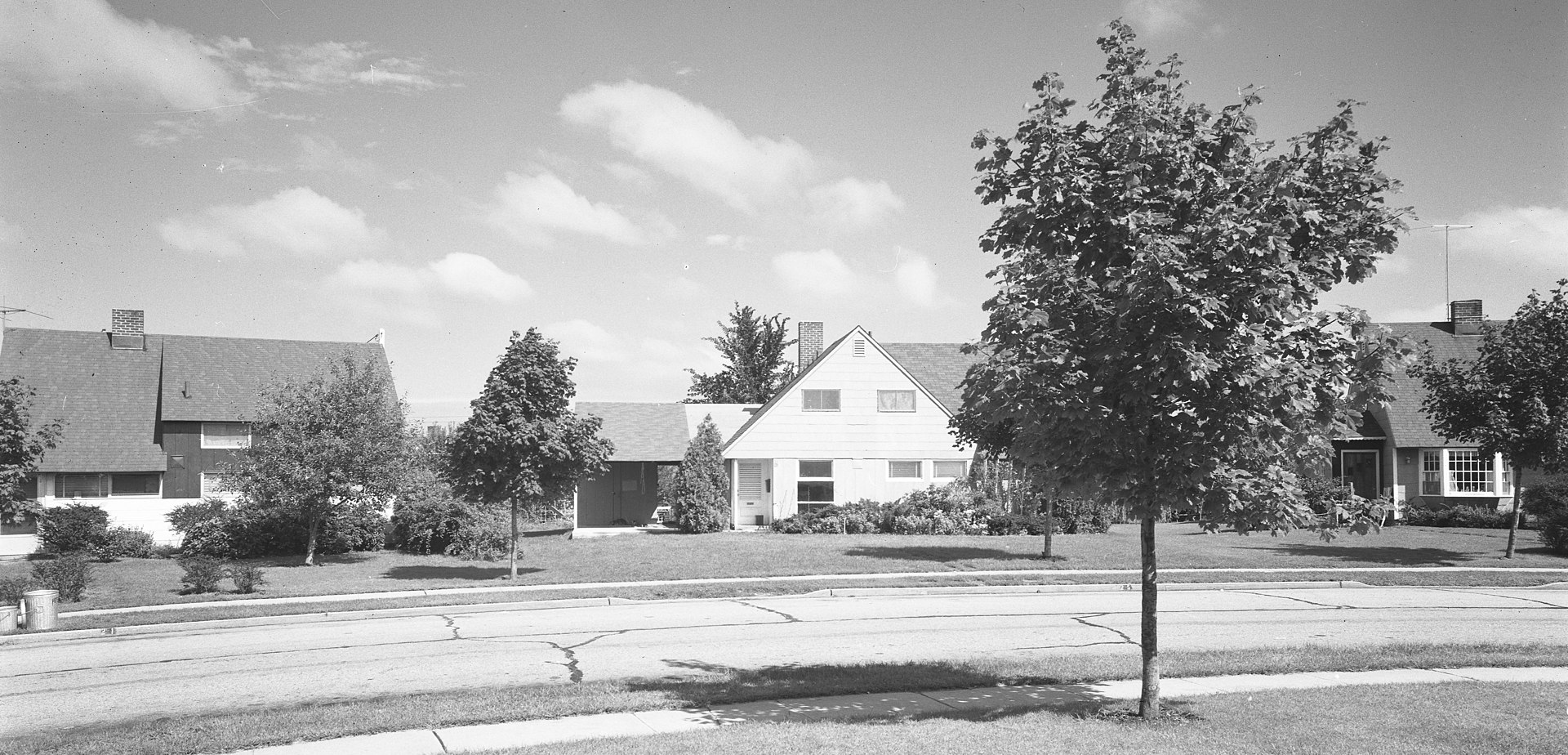1920px-Levittown_houses._LOC_gsc.5a25986_%28cropped%29.jpg