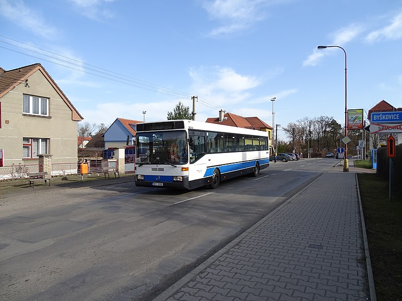 File:Libiš, Mělnická, autobus Jarmes.jpg