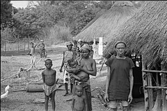 Zdjęcie przedstawia ludność Limba w odległej wsi Kamakumba. Nie widać większych wpływów kultury zachodniej.
