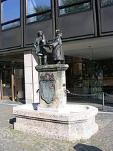 Hochstraße 77 — Paulanerbrunnen vor Verwaltungsgebäude