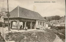 Le Petit Thérain foran det gamle rådhus i Marseille-en-Beauvaisis.