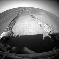 Fotografie pořízená vozítkem Opportunity ukazuje, jak robot zajel do velmi měkkého materiálu a do poloviny kola zapadl, 26. dubna 2005, Sol 446