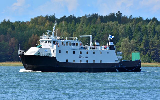 M/S Östern på väg in till bryggan på Själö