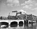 Magere brug te Amsterdam wordt geschilderd, Bestanddeelnr 909-5615.jpg