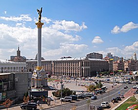 Vue de la place et du monument à l'indépendance.