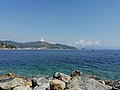 Mar Ligure, isola di Bergeggi e costa di Ponente verso Genova visti dal molo (IV) - Noli.jpg