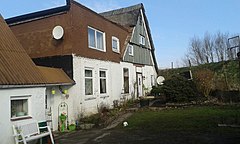 Restbebauung der ehemaligen Schülerwerft - Wohnhaus mit Nebengebäuden - Baujahr:         Foto: 2016 - 53°40′37″N 9°38′31″E﻿ / ﻿Moorreger Deich 6﻿ / 53.6770004; 9.641931