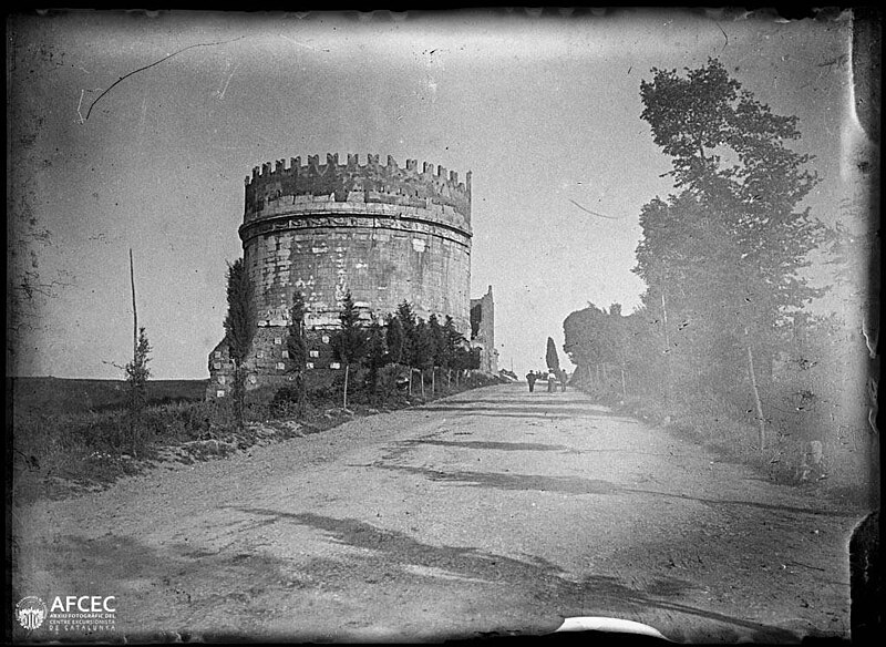 File:Mausoleu de Cecilia Metella a la Via Appia.jpg