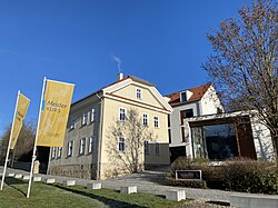 Das Verwaltungsgebäude der Akademie und das Gästehaus mit Café