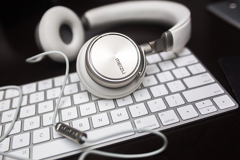 File:Meizu headphones keyboard (Unsplash).jpg