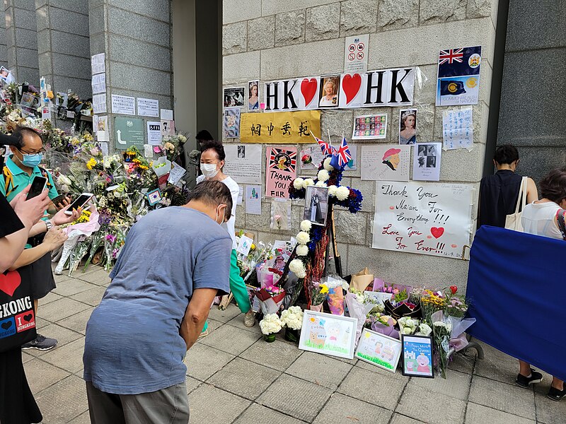 File:Middle-aged man paying his respect to Elizabeth II outside the British Consulate-General Hong Kong.jpg