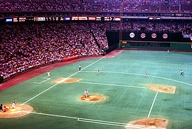 Mike Schmidt hits a home run at Veterans Stadium in 1987. Mike Schmidt HR vs. Cincinnati Reds at Veteran's Stadium July 20, 1987.jpg