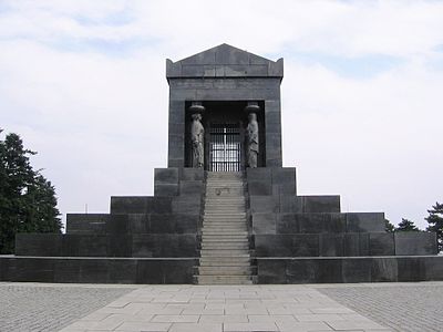 Авала: Споменик Незнаном јунаку, Авалски торањ, Средњовековни град Жрнов