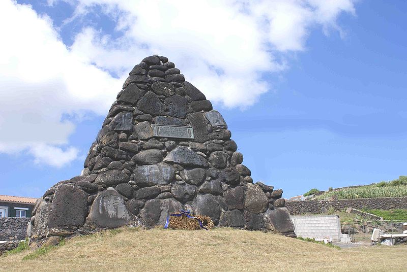 File:Monumento a Brinda Pereira, Baía da Salga, Angra do Heroísmo, Açores.jpg